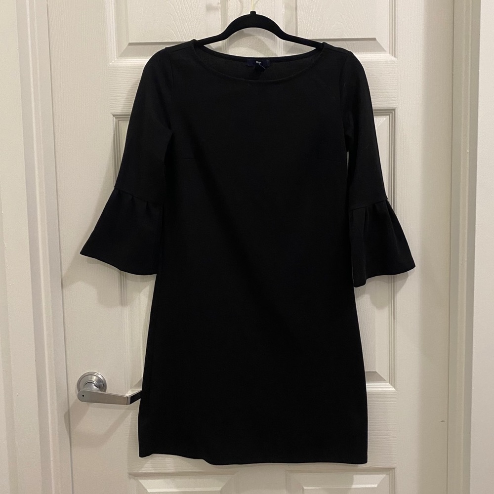 Stretch shift with bell flounce sleeves